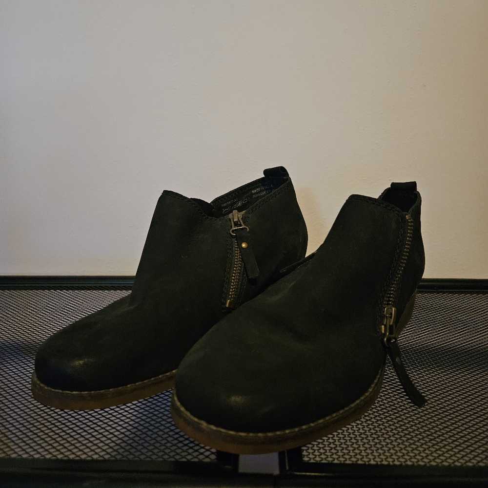 Lightly worn Hush Puppies leather bootie